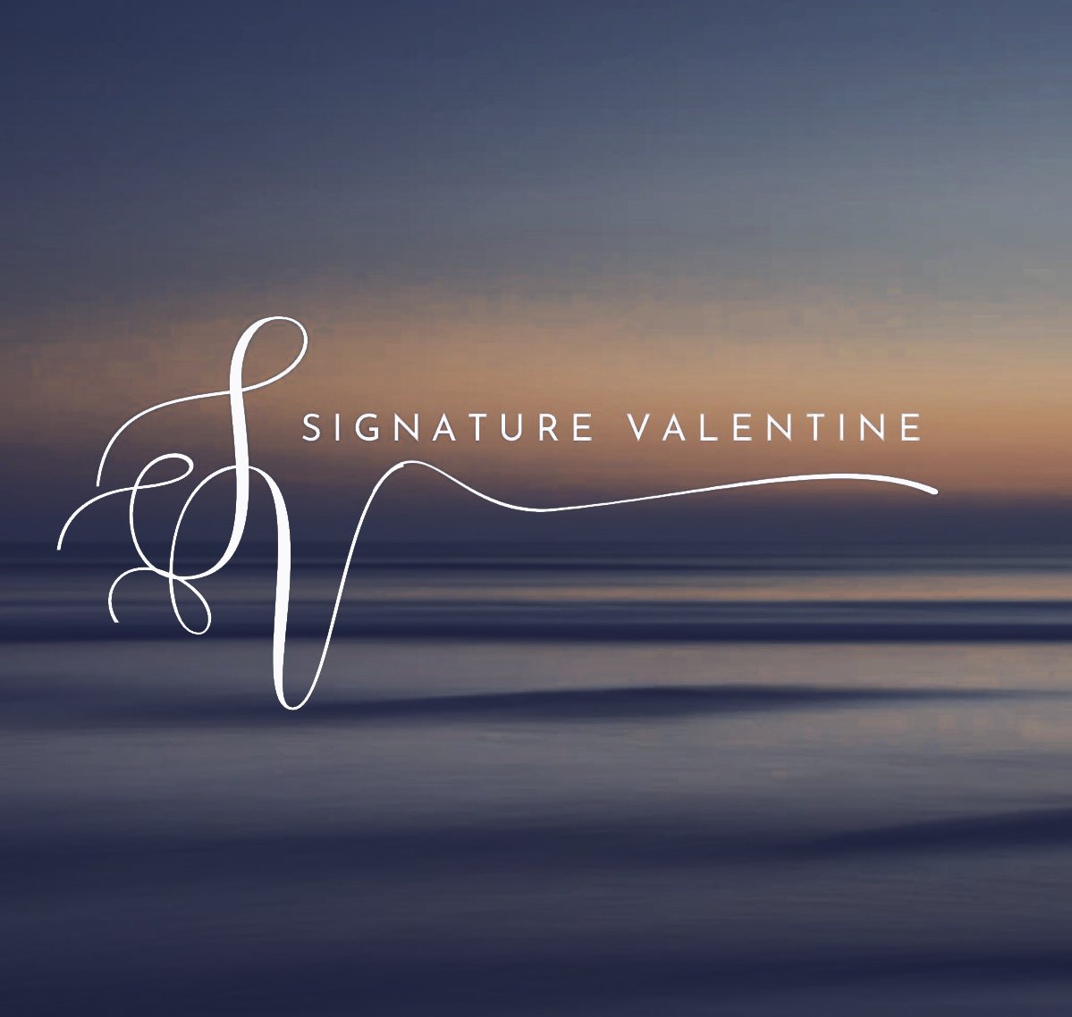 Signature Valentine, monogramme SV sur un horizon marin au crépuscule