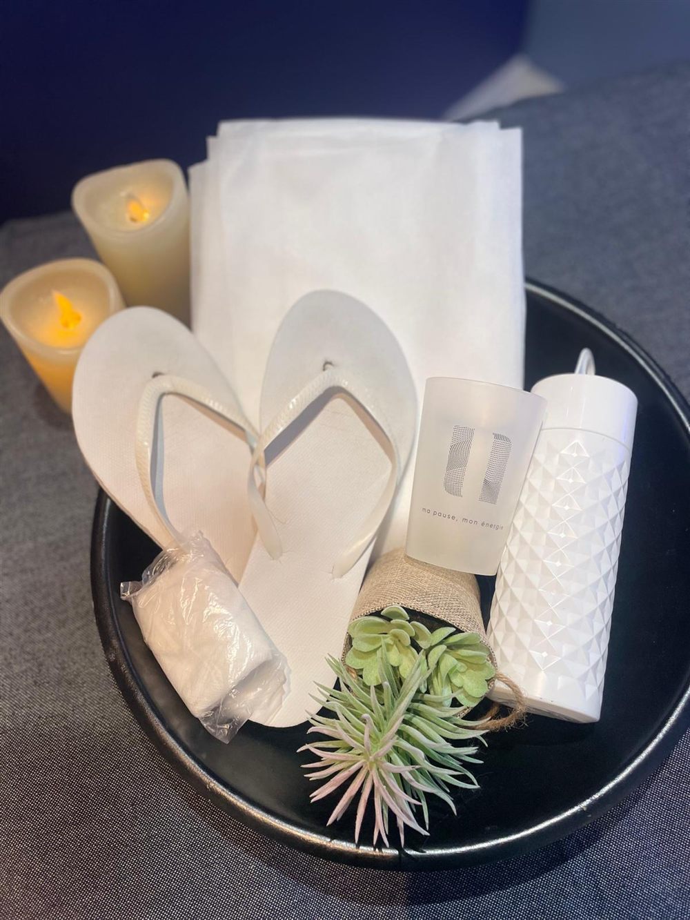 Le nécessaire d'accueil : tongs, linge, bougies et gobelet