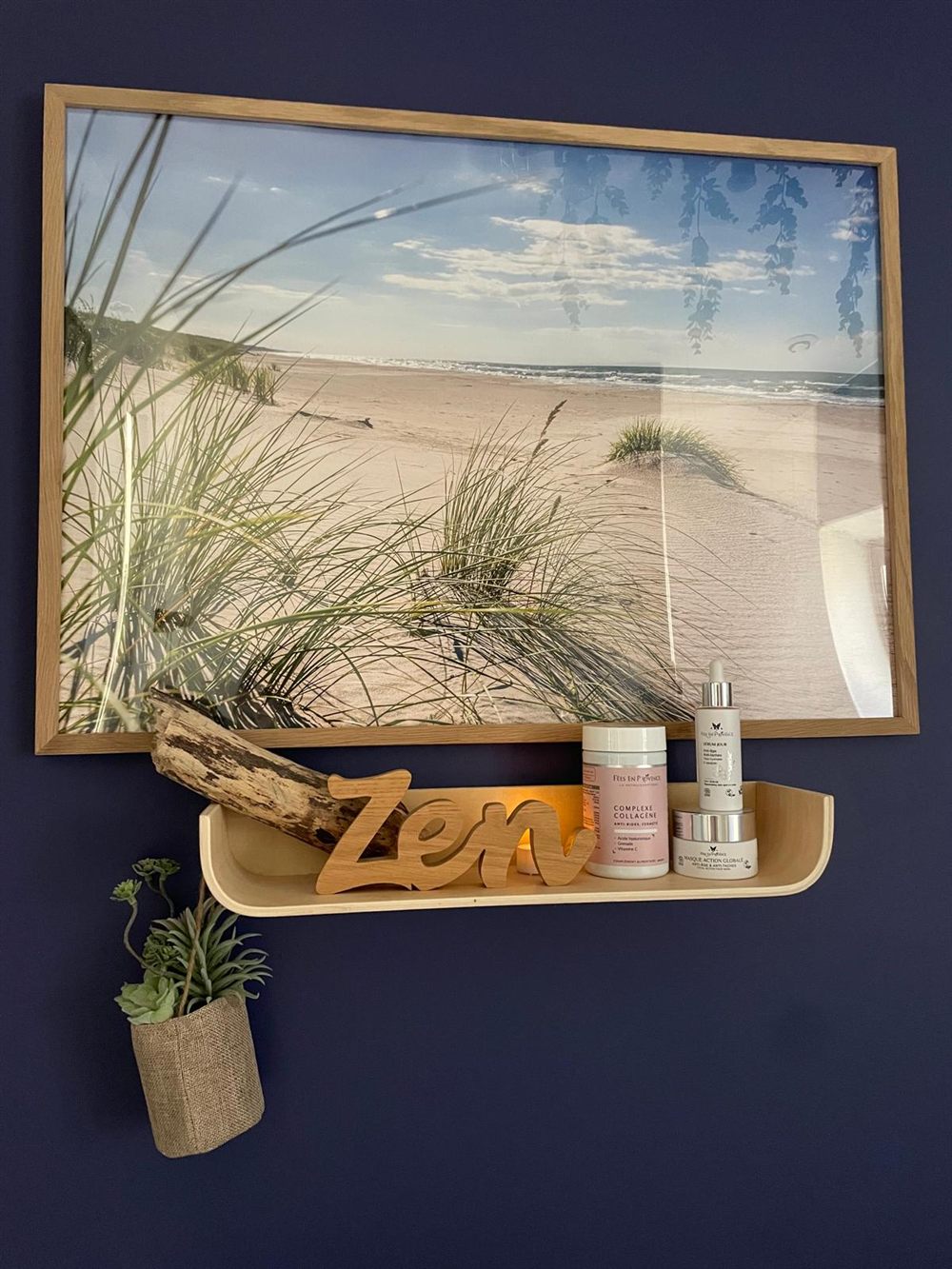 Tableau de plage au-dessus d'une étagère « Zen » et de soins Fées en Provence